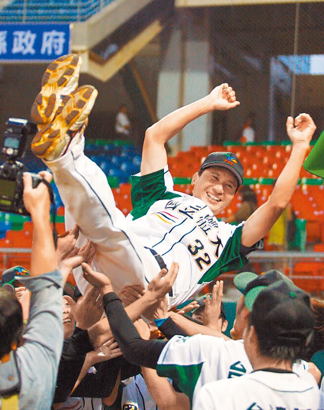 2009年梅花旗冠軍賽，國體大擊敗文大奪冠，全體隊員將總教練龔榮堂拋到空中慶祝。（本報資料照片）