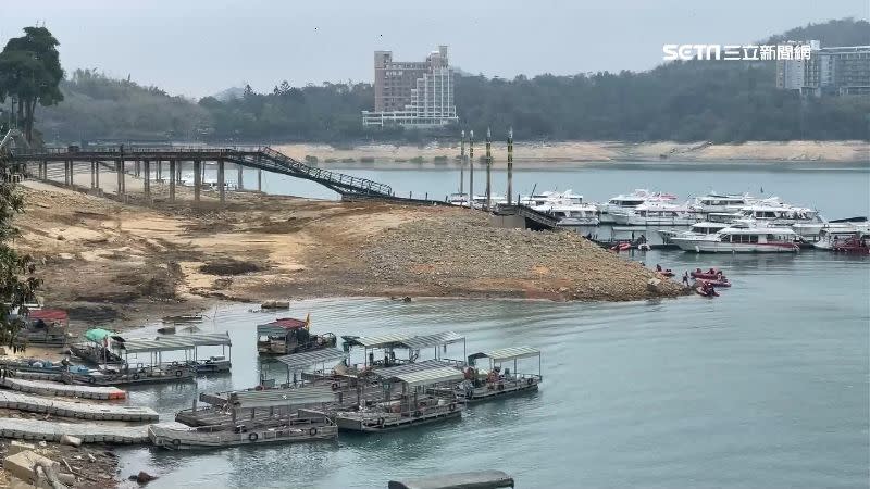 日月潭缺水嚴重，多處露出大量乾枯黃土。