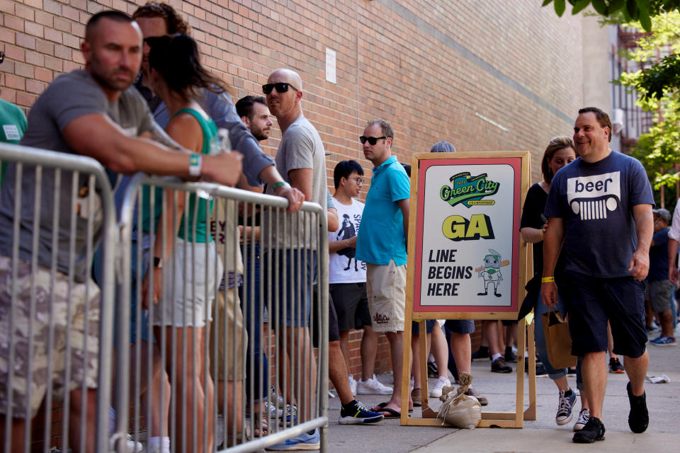 Una fila para ingresar al festival cervecero Green City Championship de Other Half Brewing, que duró dos días e incluyó a decenas de cervecerías participantes, en Brooklyn, el 17 de junio de 2022. (Jon Premosch/The New York Times)
