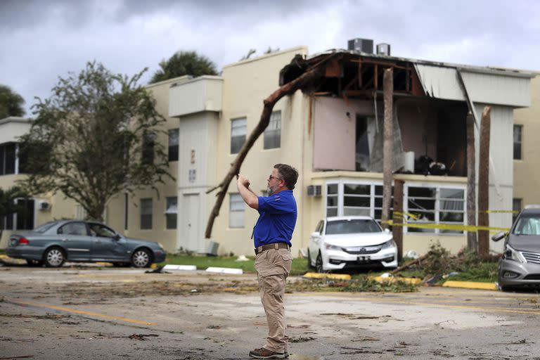 Los avisos por huracán se rebajaron a alertas por tormenta tropical en toda la península de Florida, y las inundaciones generalizadas y catastróficas son todavía posibles