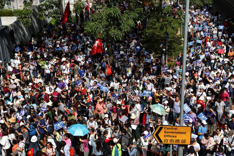 La gente se reúne durante una concentración progubernamental para mostrar su apoyo a la policía y al Gobierno fuera del edificio del Consejo Legislativo (LegCo) en Hong Kong, China, el 16 de noviembre de 2019