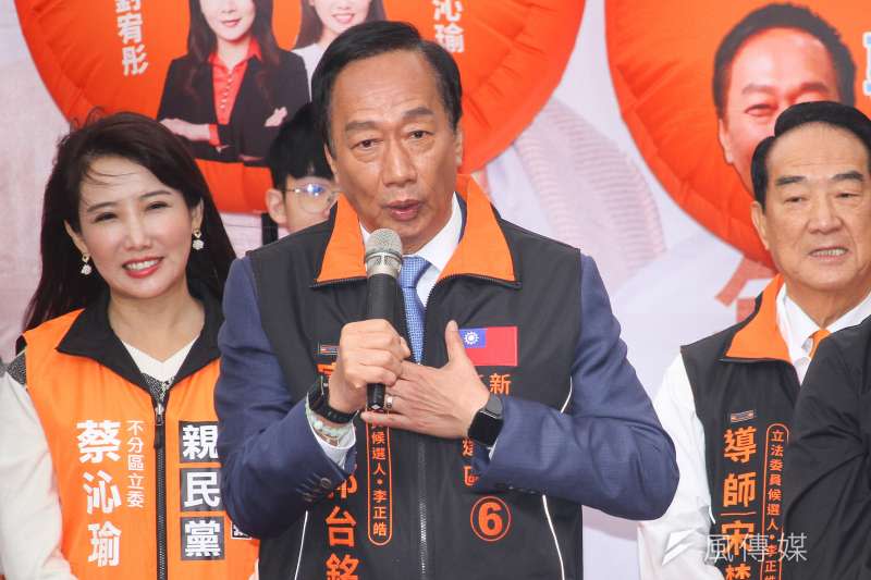 20191228-郭台銘（圖中）、宋楚瑜一同出席親民黨立委參選人李正皓競選總部成立大會。（蔡親傑攝）