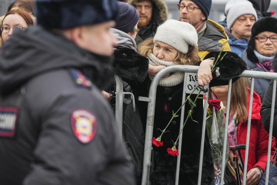 Un agente de policía hace guardia mientras la gente se congrega cerca de la iglesia del icono de la Madre de Dios Alivia mi sufrimiento, en Moscú, Rusia, el 1 de marzo de 2024. (AP Foto)