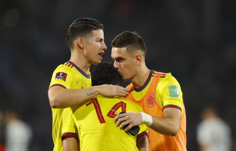 FOTO DE ARCHIVO. Los jugadores colombianos Rafael Santos Borré, James Rodríguez y Luis Díaz en un partido contra Argentina por la eliminatoria sudamericana clasificatoria al Mundial 2022 en el estadio Marío Alberto Kempes, de Córdoba