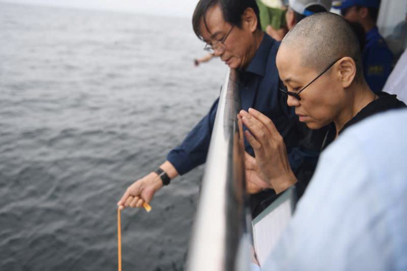 諾貝爾和平獎得主、中國民主人權運動領袖劉曉波的遺體15日清晨火化後，骨灰已於中午撒入大海，右為他的遺孀劉霞。（AP）