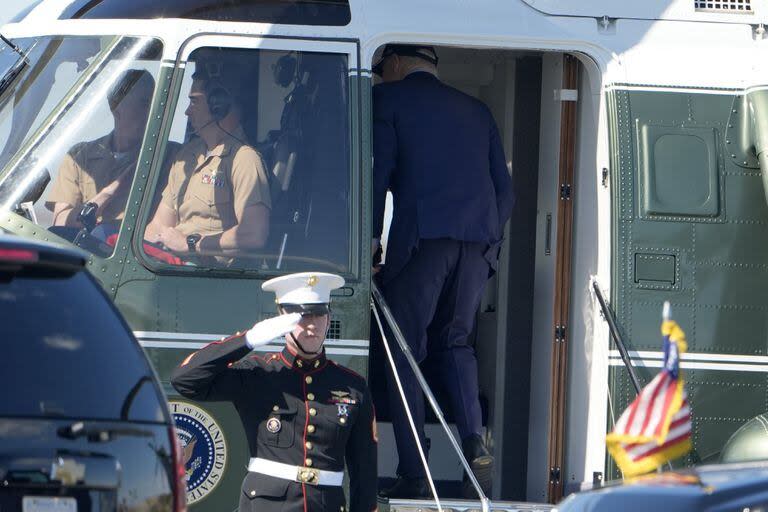 Joe Biden aborda el Marine One en Rehoboth Beach para volver a la Casa Blanca. (AP/Manuel Balce Ceneta)