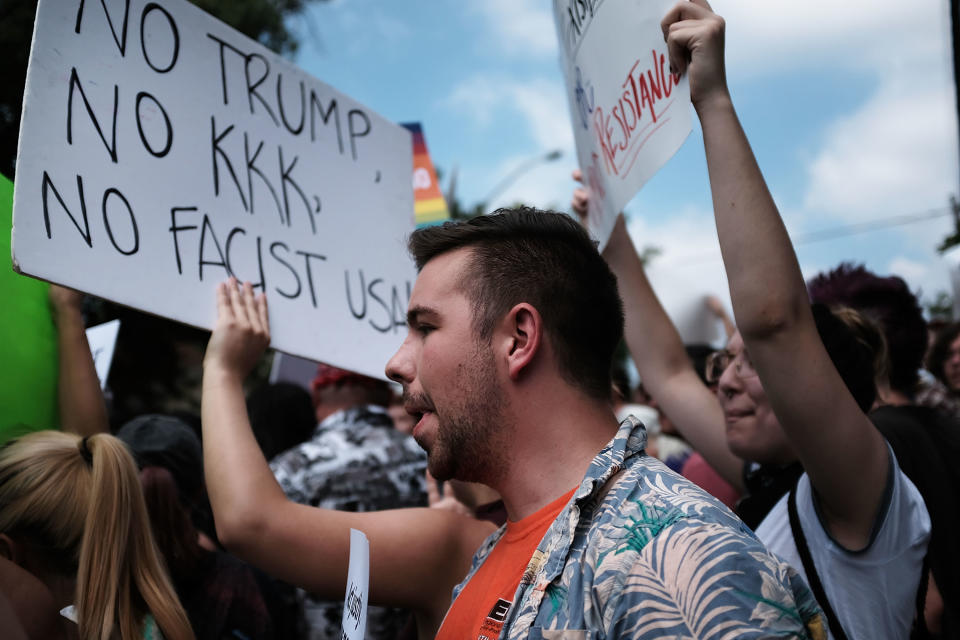 <p>Protesters demonstrate against a Confederate monument in Fort Sanders as a smaller number of pro-confederate supporters stand against the removal of the memorial monument on Aug. 26, 2017 in Knoxville, Tenn. (Photo: Spencer Platt/Getty Images) </p>