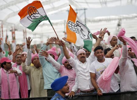 Farmers cheer as they listen to a speech by India's Congress party vice-president Rahul Gandhi (not pictured) at a farmers rally at Ramlila ground in New Delhi April 19, 2015. REUTERS/Anindito Mukherjee