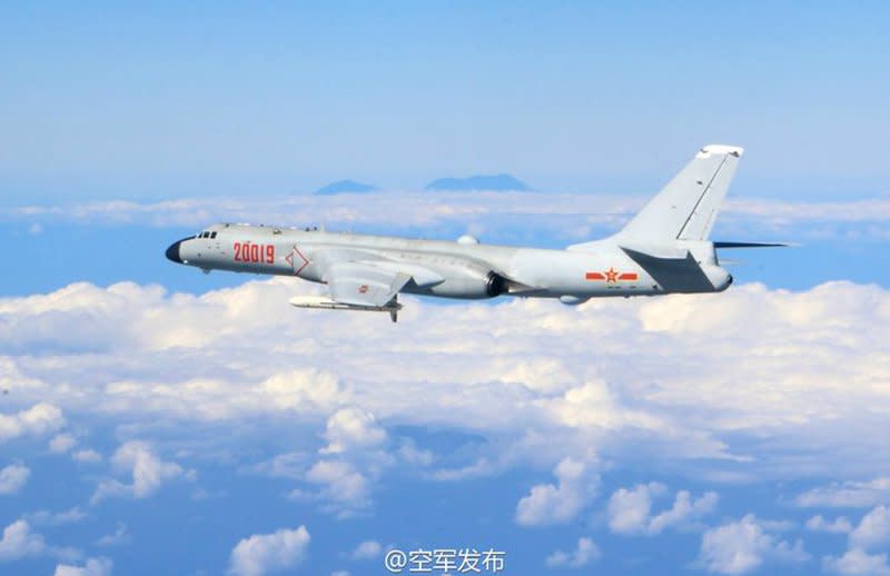 共機半個月內連兩度繞台，中共空軍隨後更發布背景有疑似台灣玉山的轟6K轟炸機飛訓照片。（取自微博@空軍發布）