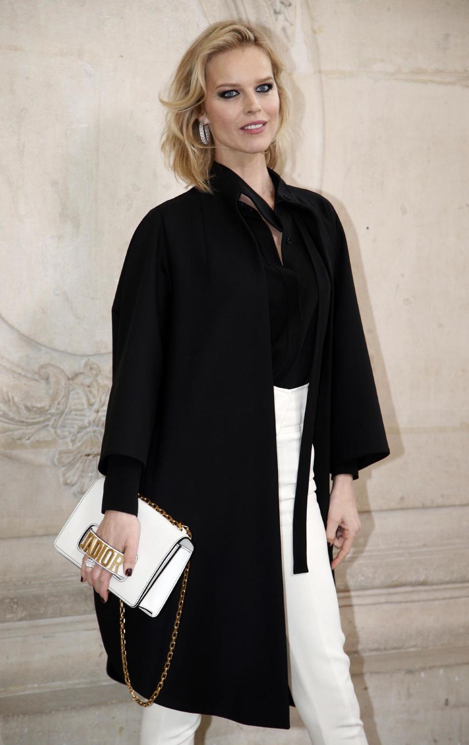 Eva Herzigova posa en una sesión fotográfica previa al desfile de la colección de alta costura de Christian Dior primavera verano 2017 en París, el lunes 23 de enero de 2017. (Foto AP/Thibault Camus)