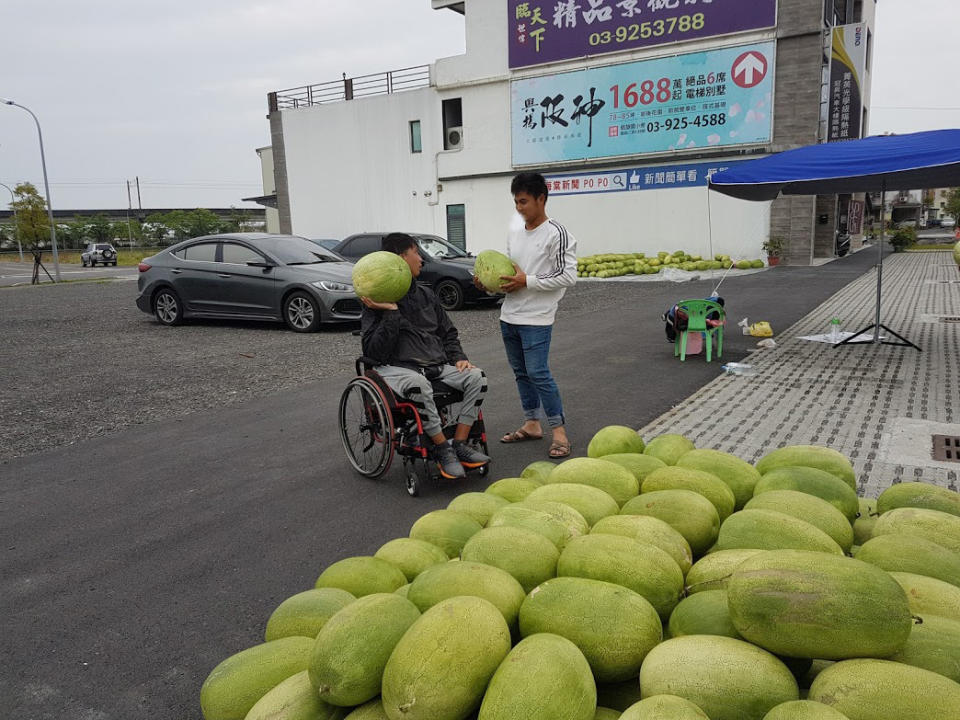 ▲鄭嘉慶雖然靠著輪椅行動，但他賣起西瓜來依然非常起勁。（圖／記者李清貴攝,2019.3.12)