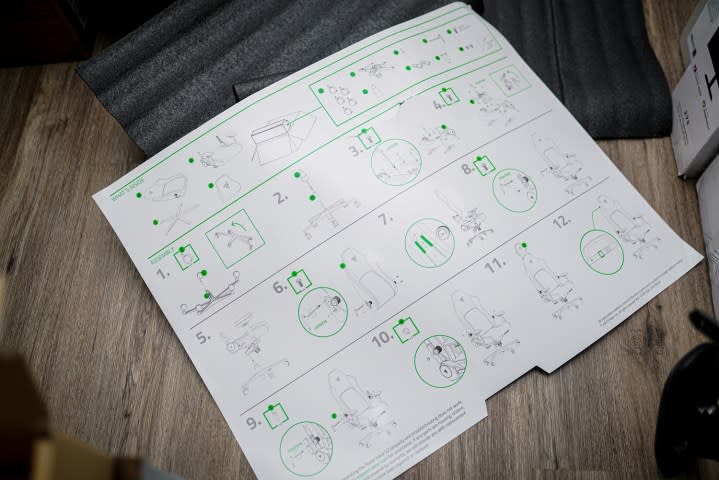 Instructions for assembling the Razer Iskur V2 Pro.