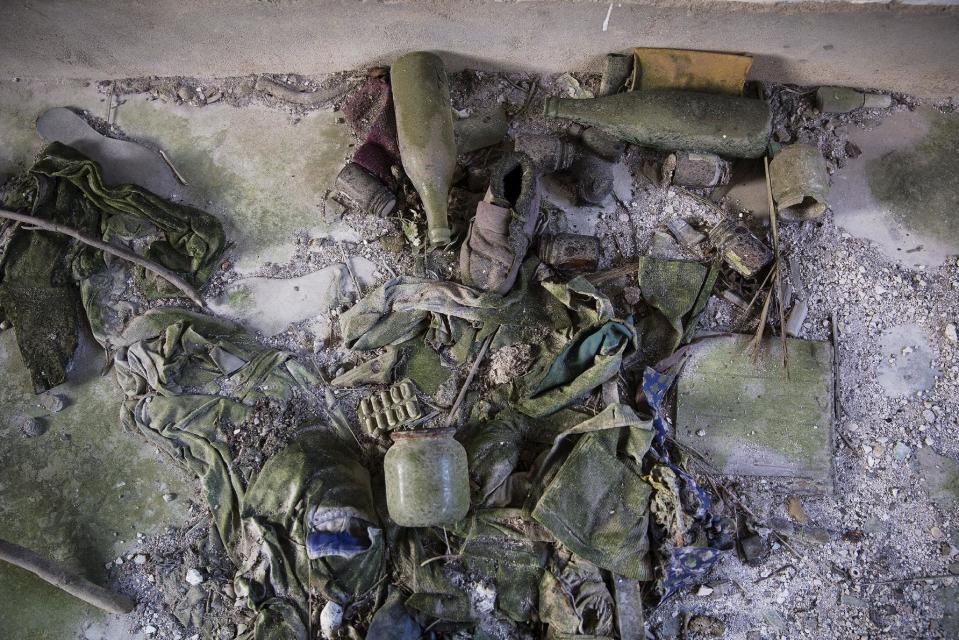 Objects lie in an empty house in the abandoned fishing village of Houtouwan on the island of Shengshan July 25, 2015. (REUTERS/Damir Sagolj)