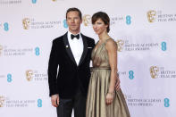 Benedict Cumberbatch, a la izquierda, y Sophie Hunter posan al llegar a la ceremonia de los premios BAFTA del cine británico, el domingo 13 de marzo de 2022 en Londres. (Foto por Vianney Le Caer/Invision/AP)