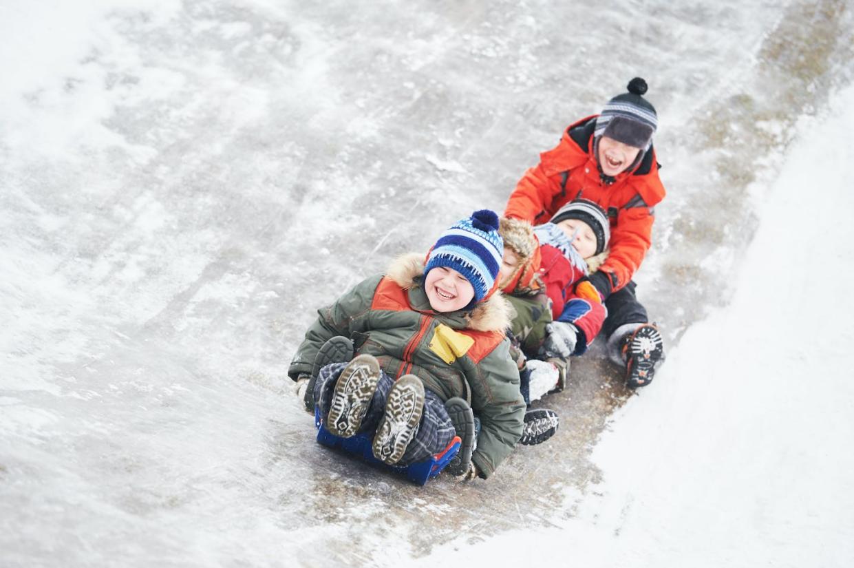 <a href="https://www.shutterstock.com/es/image-photo/children-having-fun-riding-ice-slide-532444423" rel="nofollow noopener" target="_blank" data-ylk="slk:Shutterstock / Dmitry Kalinovsky;elm:context_link;itc:0;sec:content-canvas" class="link ">Shutterstock / Dmitry Kalinovsky</a>