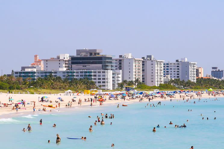 Am Panama City Beach in Florida hielten sich 80 völlig unbekannte Menschen an den Händen, um neun Badegäste vor dem Ertrinken zu retten (Bild: ddp Images)