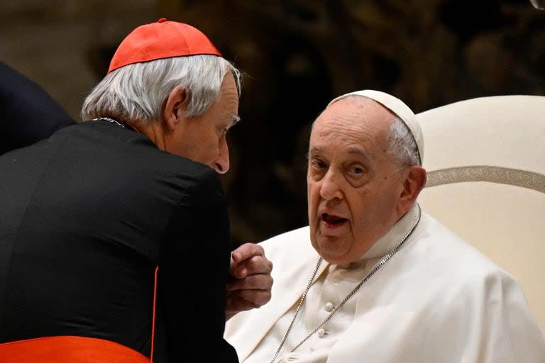 El Papa habla con el cardenal Matteo Zuppi durante una audiencia en el Vaticano