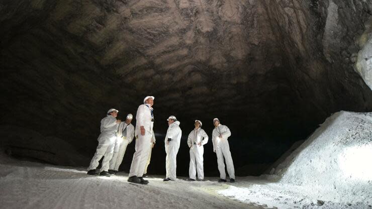 Bergleute und Besucher im Bergwerk des Bergbauunternehmen Kali und Salz am Standort Siegfried-Giesen im Kreis Hildesheim. Foto: dpa