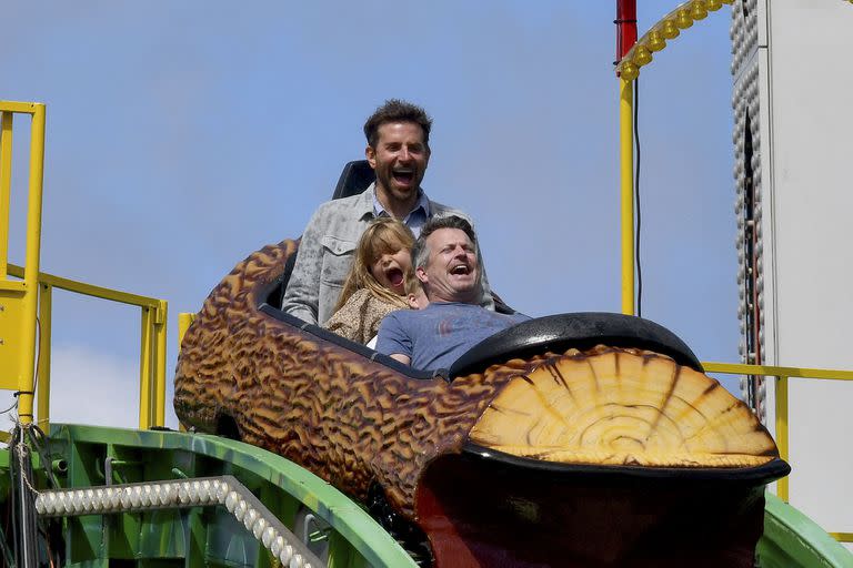 Bradley Cooper y su hija Lea pasaron el fin de semana en la feria de las Tullerías en París. El actor y la pequeña gritaron eufóricos cuando decidieron dar un paseo en troncos a gran velocidad