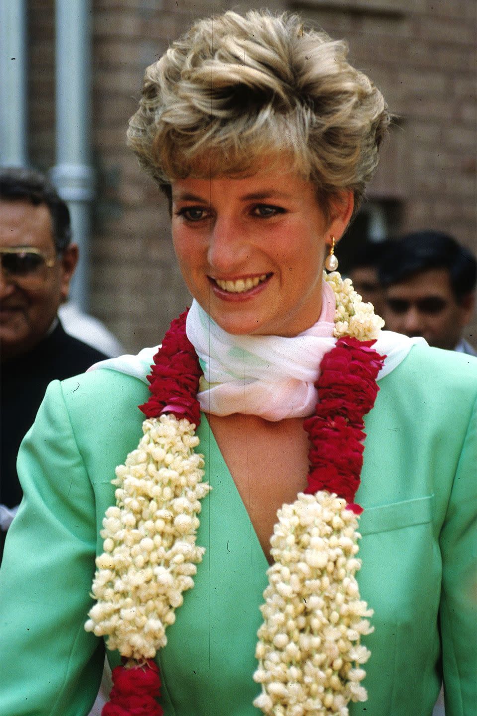 <p>Wearing a floral arrangement during her official visit to Lahore, Pakistan. </p>