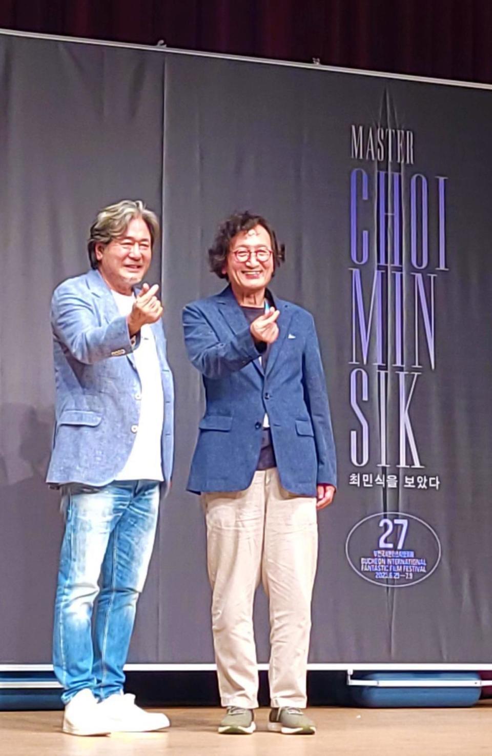崔岷植與富川影展影展組織委員長鄭智泳導演一同出席記者會。