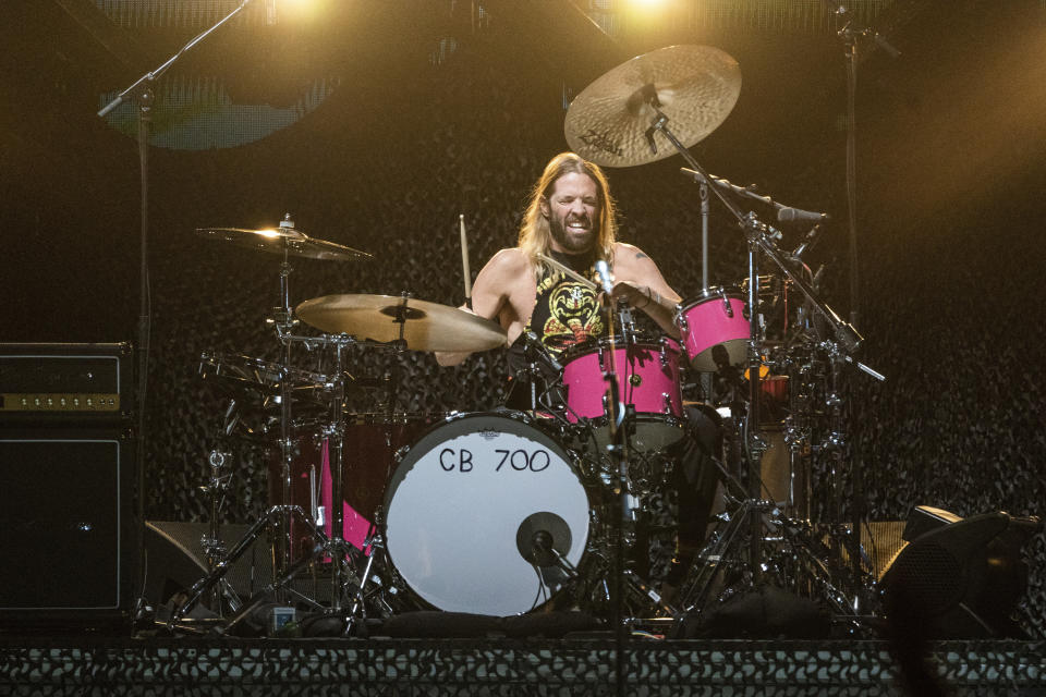 ARCHIVO - Taylor Hawkins de los Foo Fighters, actúa en el Festival Innings en Tempe Beach Park, en Tempe, Arizona, el 26 de febrero de 2022. Los Foo Fighters cancelaron las fechas de sus próximos conciertos tras la muerte de Hawkins ocurrida el 25 de marzo de 2022 en Bogotá. Tenía 50 años. (Foto de Amy Harris/Invision/AP, archivo)