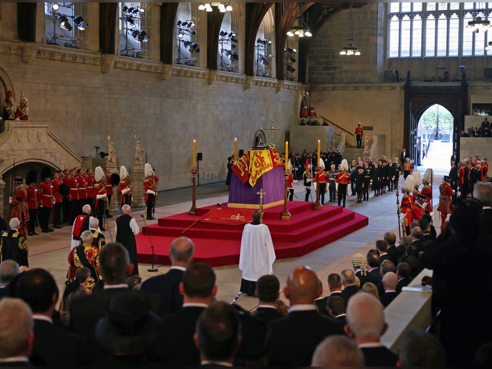 Der Sarg von Queen Elizabeth II. in Westminster Hall. (Bild: getty/[EXTRACTED]: Dan Kitwood/Getty Images)