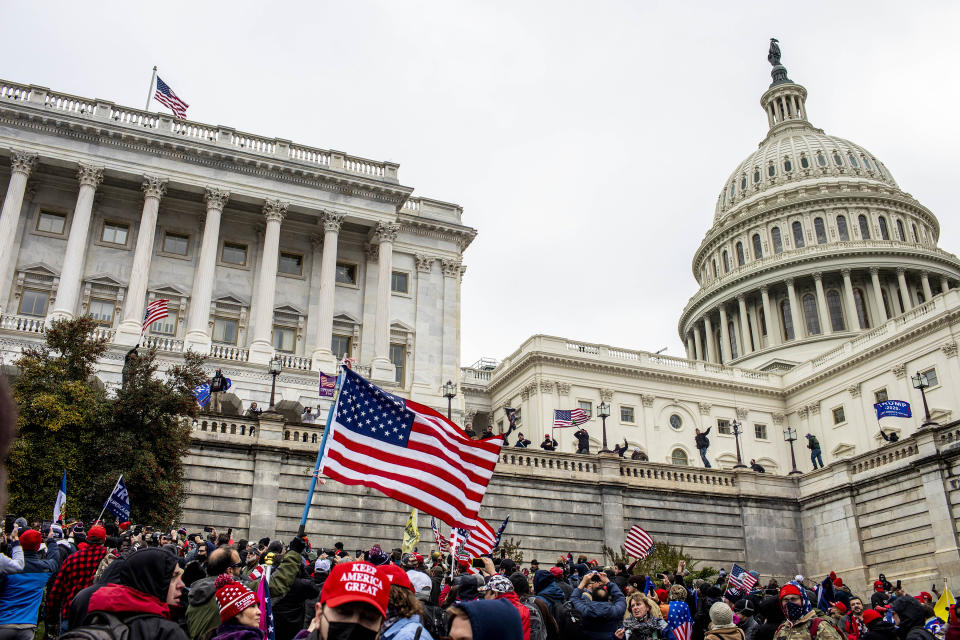 Manifestantes irrumpen en el lado del Senado del Capitolio el 6 de enero de 2021 tras un mitin en el que habló el entonces presidente Donald Trump. (Jason Andrew/The New York Times)