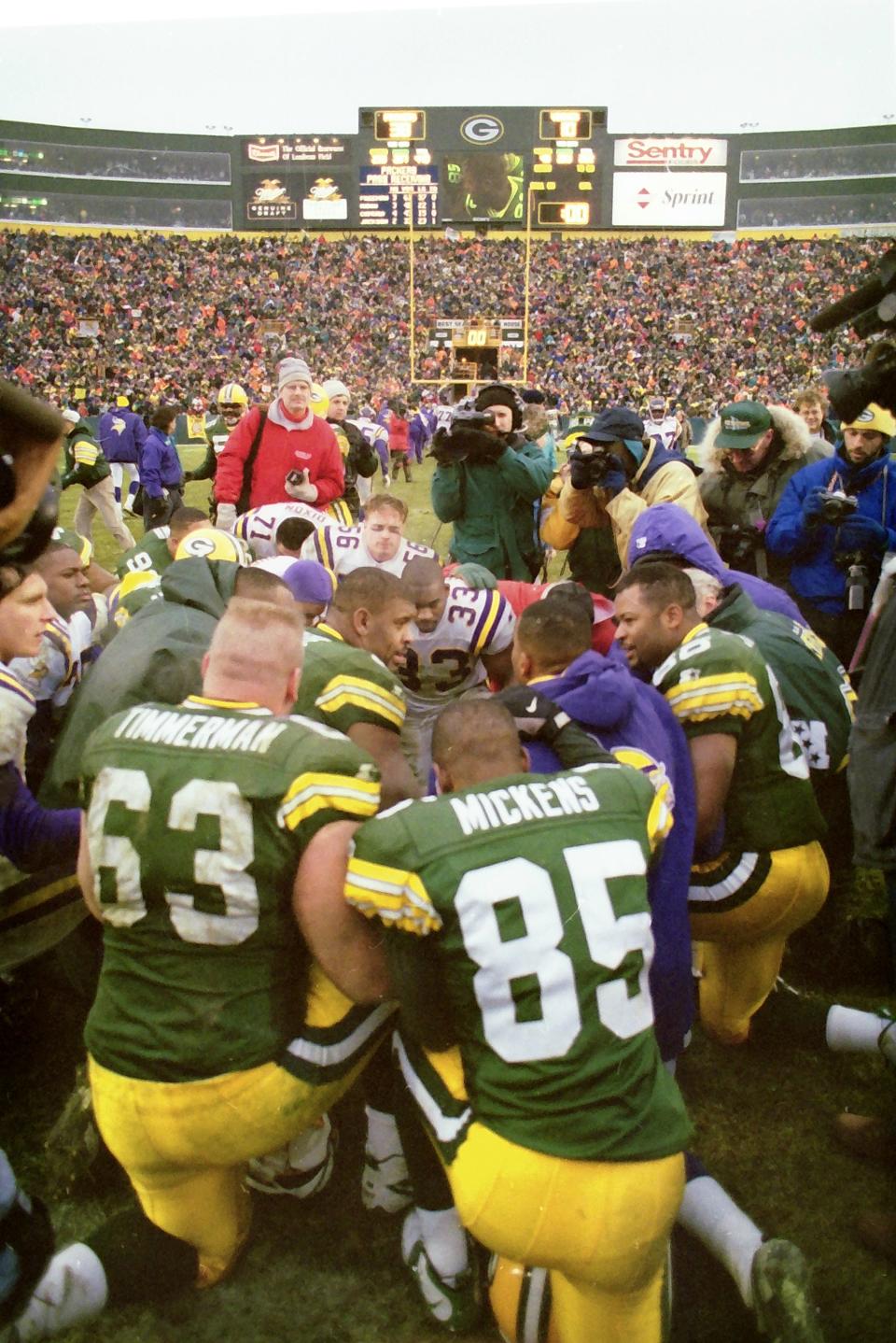 Green Bay Packers defensive end Reggie White (92) leads Minnesota Vikings and Packers players in prayer after the Packers 38-10 victory on Dec. 22, 1996, at Lambeau Field in Green Bay, Wis.