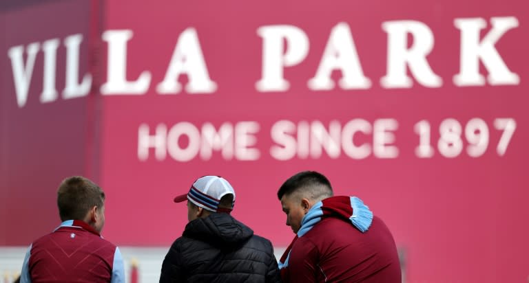 Unos aficionados llegan al estadio Villa Park de Birmingham, en el centro de Inglaterra, el 13 de mayo de 2023, antes de un partido de la Premier League inglesa entre el Aston Villa y el Tottenham Hotspur (Adrian Dennis)