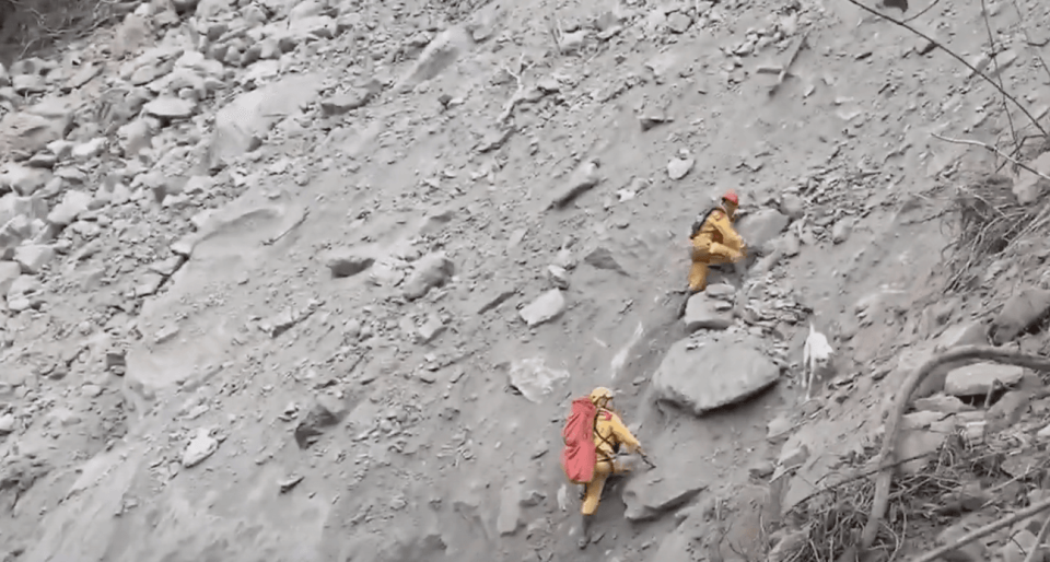 0403強震花蓮災情慘重，搜救人員挺進山崩的小錐麓步道搜救。（資料照）