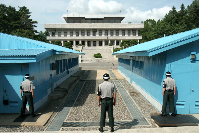 <cite>三名大韓民國國軍憲兵在南北韓非軍事區的板門店處監視著分界線。（Henrik Ishihara@Wikipedia/Creative Commons）</cite>