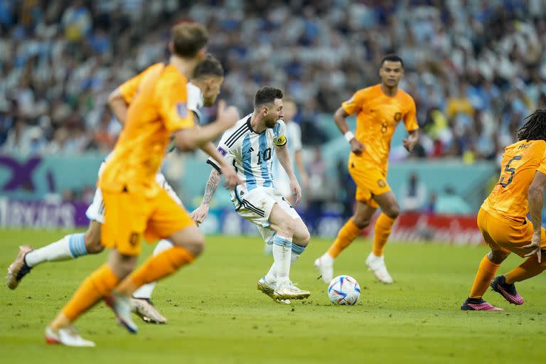 Lionel Messi está por consumar una de sus obras de arte en el Mundial... y Aké ya está fuera de foco