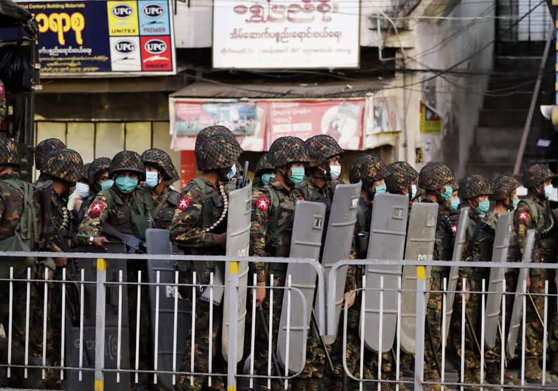 225晚上軍警團團包圍社區。照片來源：Myanmar Now