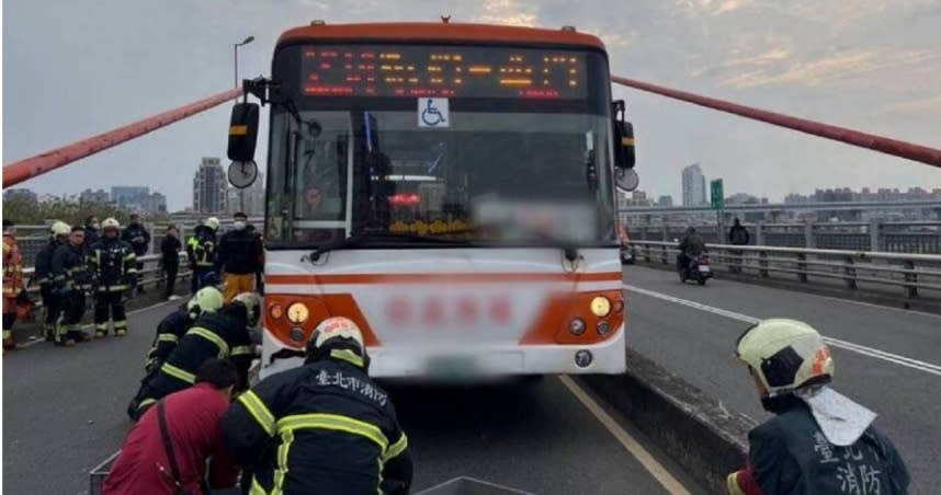萬華區光復橋往新北市上橋處於9日下午發生死亡車禍，41歲蔡男遭對向車道林男駕駛的公車輾壓。（圖／翻攝畫面）
