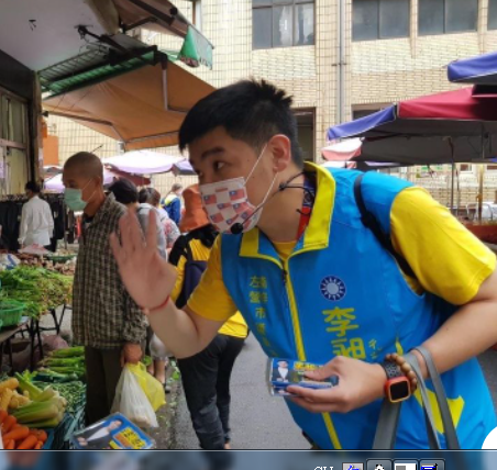 國民黨左楠選區議員參選人李昶志表示，快篩站大排長龍，比起前幾天經過，排隊人潮明顯增加，或許與病毒共存是現在的趨勢，但我們準備好了嗎？（記者吳文欽攝）