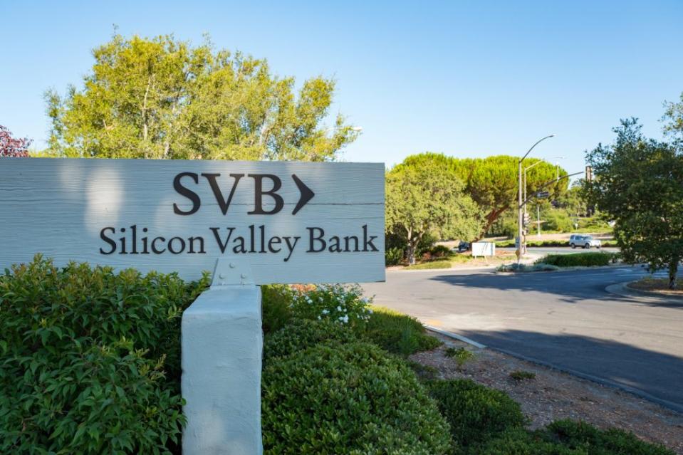 Señalización del banco comercial de alta tecnología Silicon Valley Bank, en Sand Hill Road en la ciudad de Menlo Park, California, en Silicon Valley, 25 de agosto de 2016. (Foto vía Smith Collection/Gado/Getty Images).