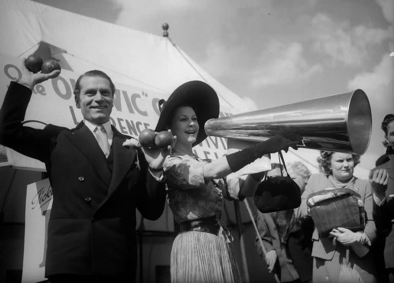 Laurence Olivier y Vivien Leigh animan a los espectadores a sumarse a un espectáculo a beneficio del teatro Old Vic, en 1949