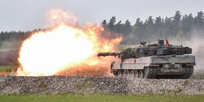 یک تانک آلمانی Leopard 2A6 در طول چالش تانک قوی اروپا (SETC)، در منطقه آموزش فرماندهی ارتش هفتم Grafenwoehr، آلمان، 12 مه 2017 به سمت هدف خود شلیک می کند.