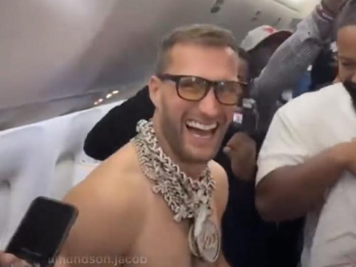 Kirk Cousins Celebrated The Vikings Win Over His Old Team By Partying Shirtless On The Plane