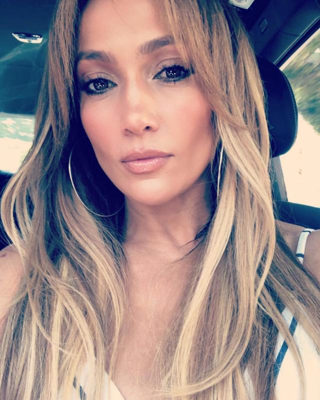 Jennifer Lopez mostró sus curvas en ajustados leggings y bra deportivo