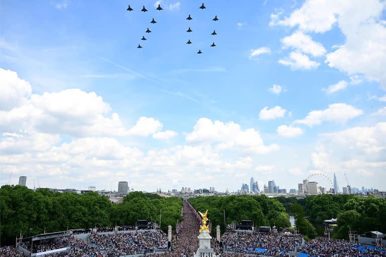 Los aviones de combate Typhoon de la RAF británica (Royal Air Force) vuelan en formación para formar el número '70' durante un vuelo especial desde el balcón del Palacio de Buckingham después del Desfile del cumpleaños de la Reina, el Trooping the Colour, como parte de las celebraciones del jubileo de platino de la Reina Isabel II, en Londres el 2 de junio de 2022