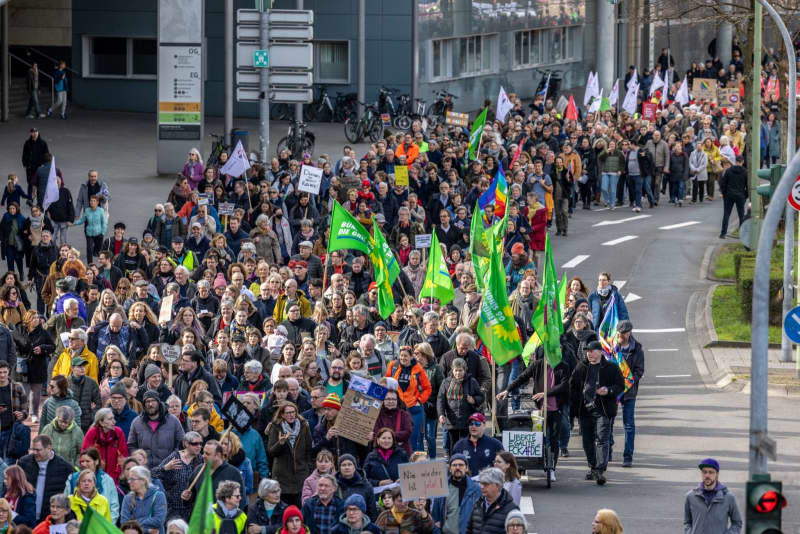 Thousands of people march through the city with signs during a demonstration against the Alternative for Germany (AfD). The German Trade Union Confederation (DGB) had called for the rally under the motto "Duisburg is really colorful". Christoph Reichwein/dpa