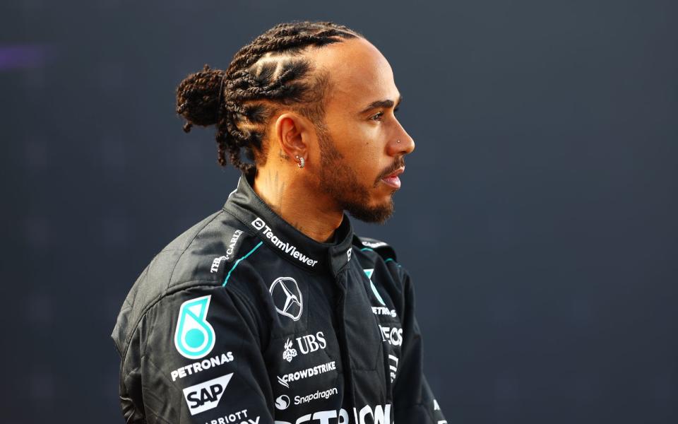 Lewis Hamilton hat für 2025 seinen Wechsel von Mercedes zu Ferrari angekündigt, seitdem rätseln viele Fans über das "Warum". Christian Danner glaubt, dass der Brite "das für sich selbst macht, für sein Ego". (Bild: Getty Images/Mark Thompson)