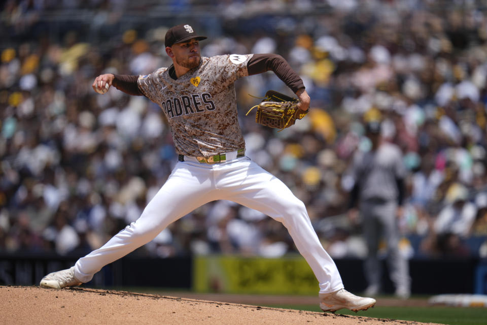 El lanzador abridor de los Padres de San Diego, Joe Musgrove, trabaja contra un bateador de los Yankees de Nueva York durante la segunda entrada de un juego de béisbol, el domingo 26 de mayo de 2024, en San Diego. (AP Foto/Gregory Bull)