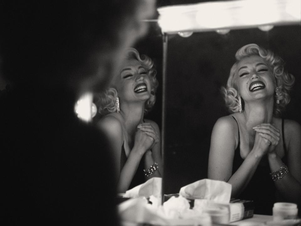 Ana de Armas as Marilyn Monroe smiling in the mirror