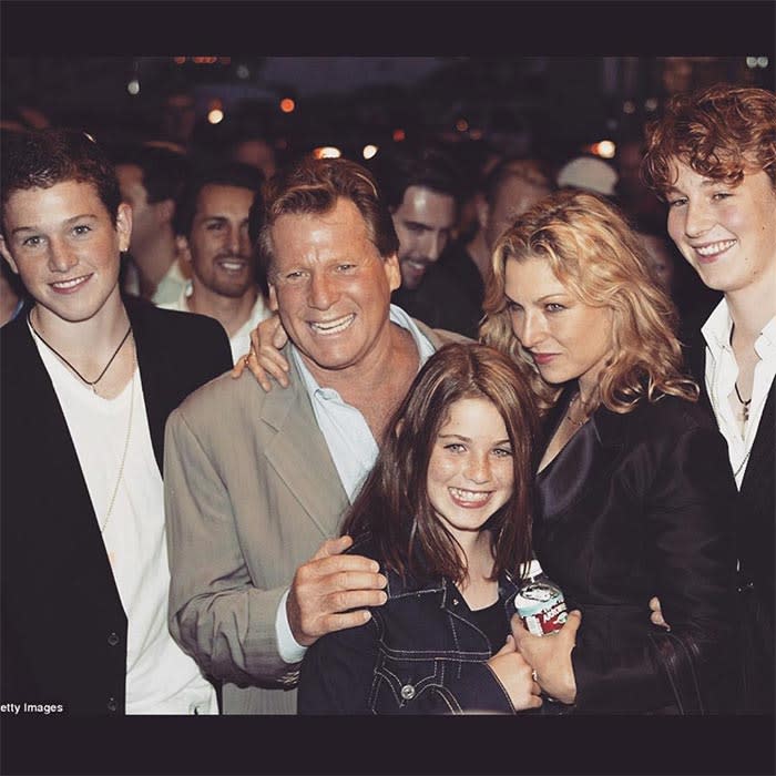 Ryan O'Neal con su hija Tatum y sus nietos en 2003