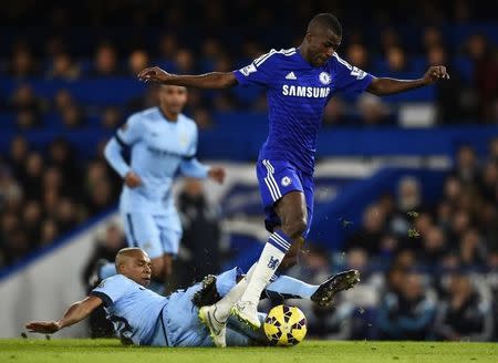 Chelsea's Ramires (R) is challenged by Manchester City's Fernandinho during their English Premier League soccer match at Stamford Bridge in London January 31, 2015. REUTERS/Dylan Martinez