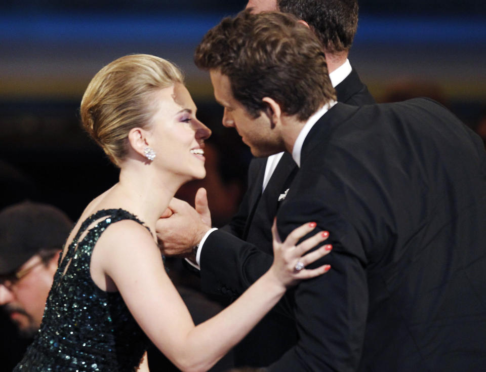 Scarlett Johansson besa a su entonces esposo Ryan Reynolds en el 2010 tras recibir un premio Tony.  REUTERS/Gary Hershorn