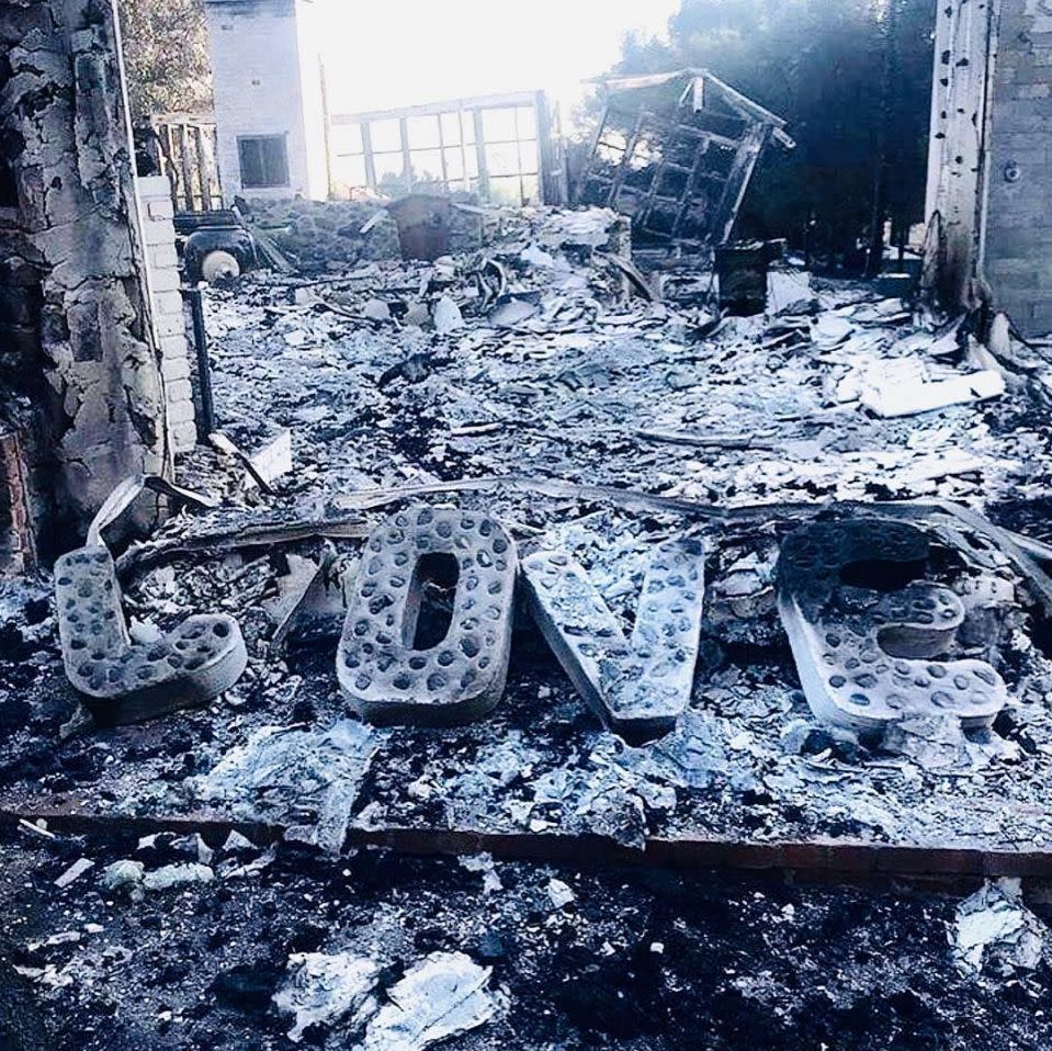 Alles, was von Miley und Liams Haus nach den kalifornischen Buschbränden noch übrig war. Foto: Instagram/LiamHemsworth